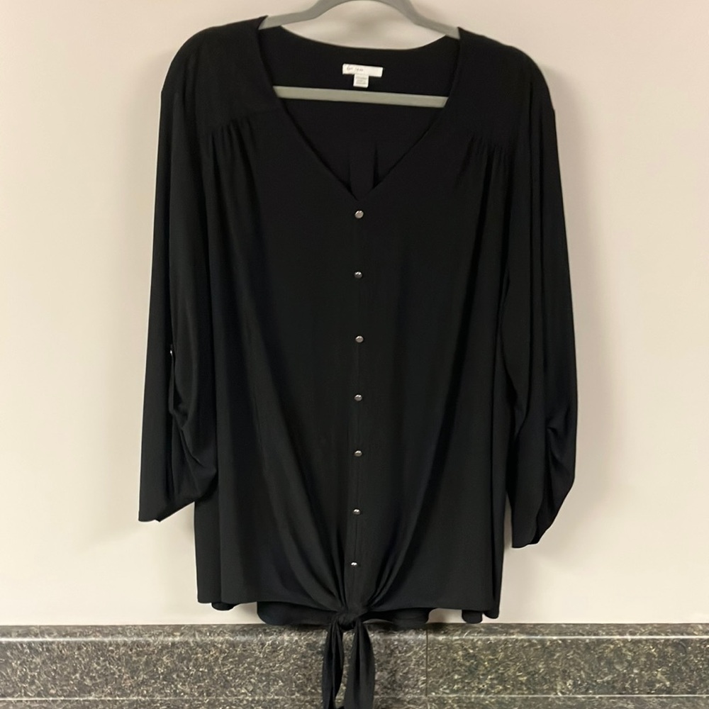 3/$15 ❤️ Cato 22/24 black V neck shirt with tie front and tab sleeve
